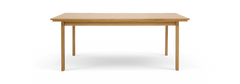 Rektangulært spisebord i eg med slanke ben, frontvisning mod sort baggrund.