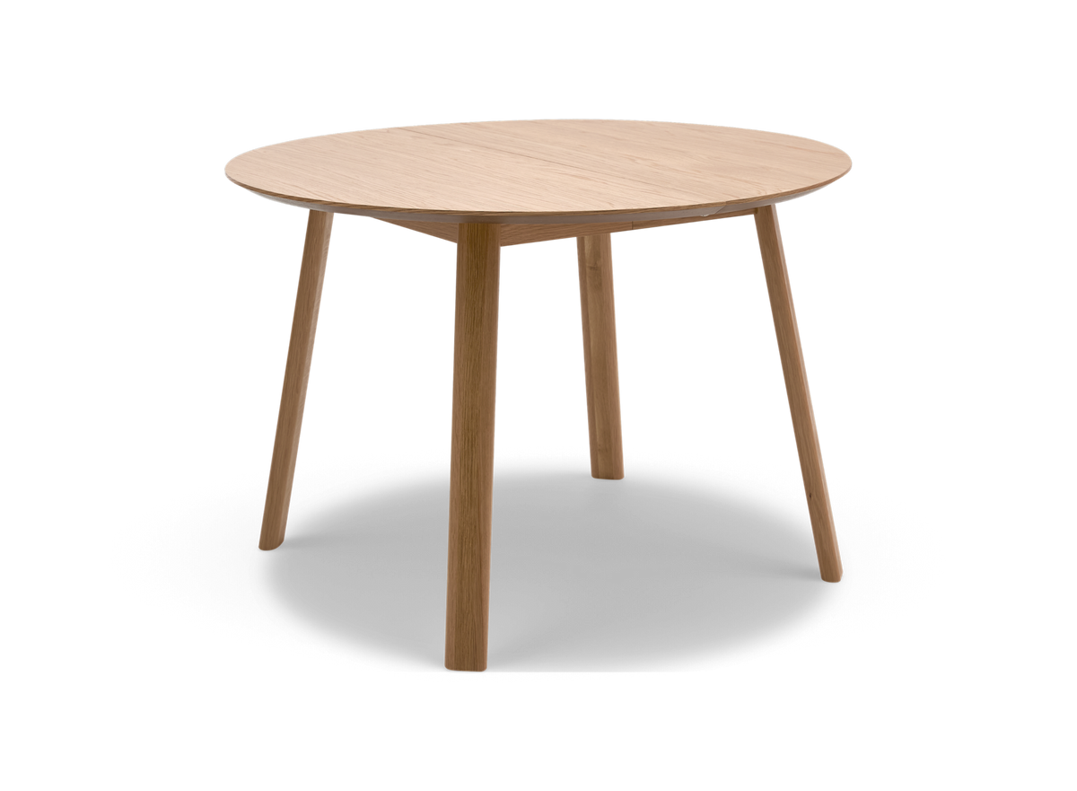 Rundt spisebord i eg med tre skråtstillede ben.