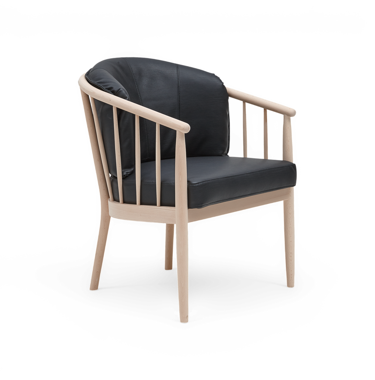 Lounge lænestol med lys træramme og sorte læderhynder i 3/4‑visning, frilagt.