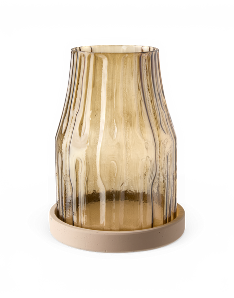 Ravfarvet glasvase med bølgede striber på beige rund base.