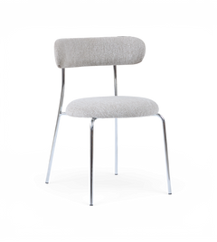 Lys grå polstret stol med rund ryg og sæde samt kromben, frilagt på hvid baggrund.