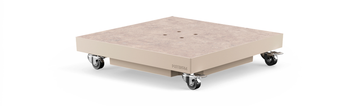 Lav platformsvogn i beige med stenlignende top og fire svinghjul; PLATINUM på siden.