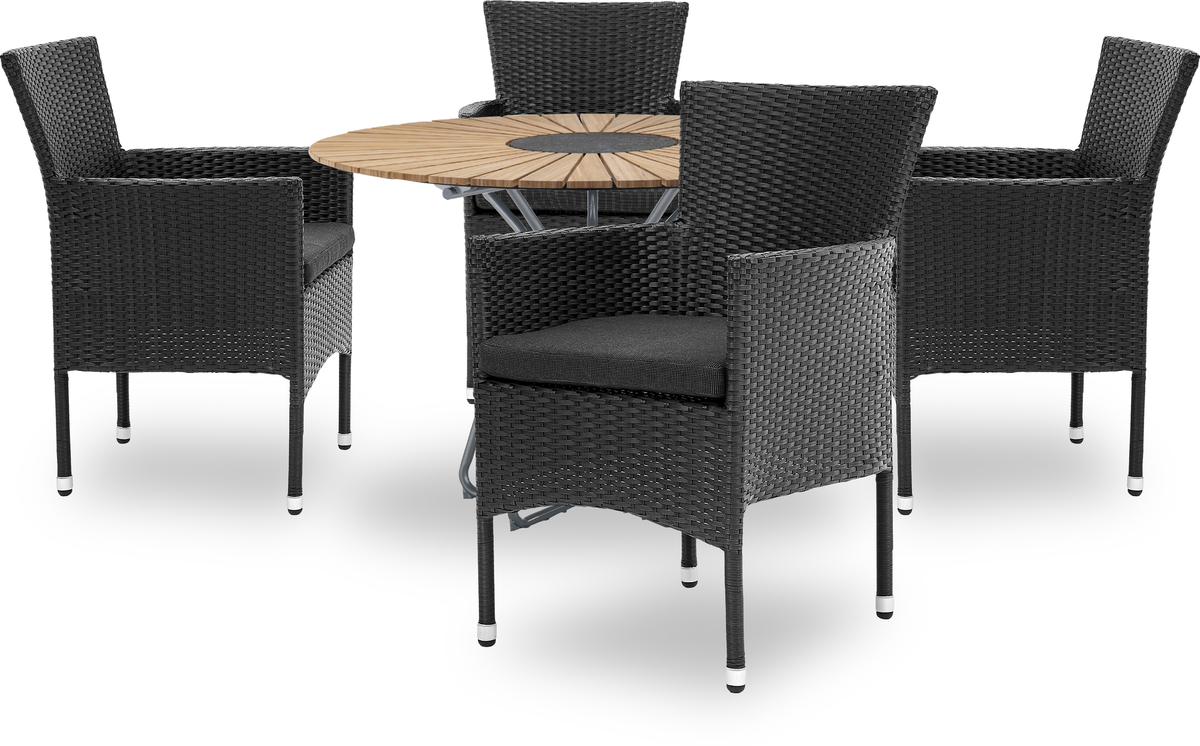 Havemøbelsæt med rundt bord i træ og fire sorte polyrattan-stole med hynder.