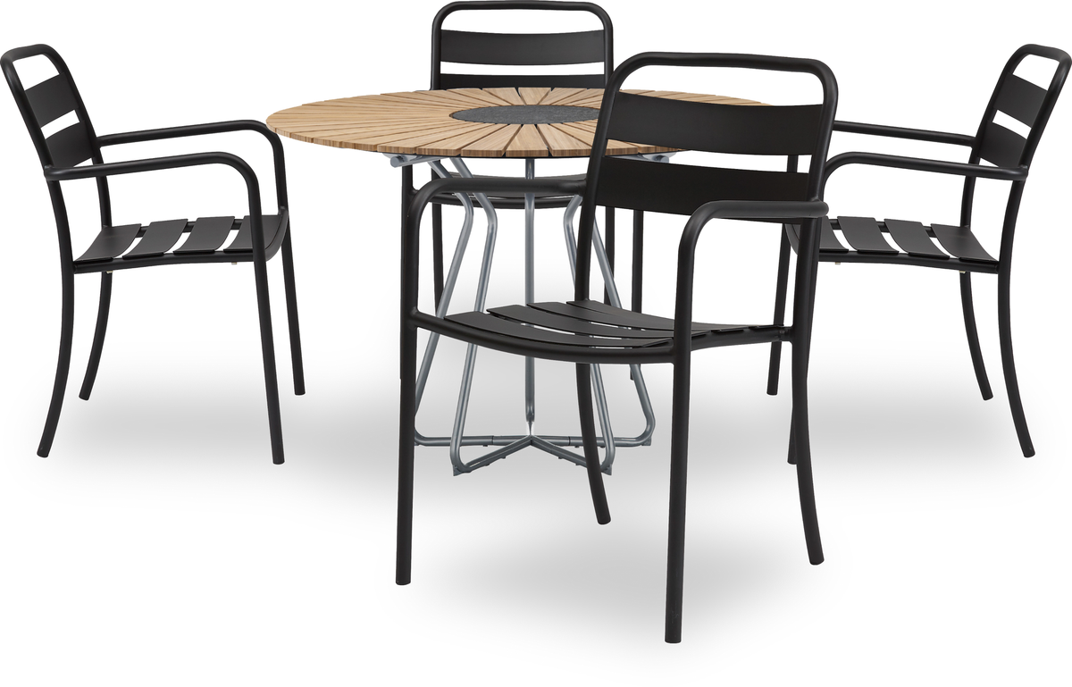 Rundt cafébord i træ med metalben og fire sorte stole på hvid baggrund.