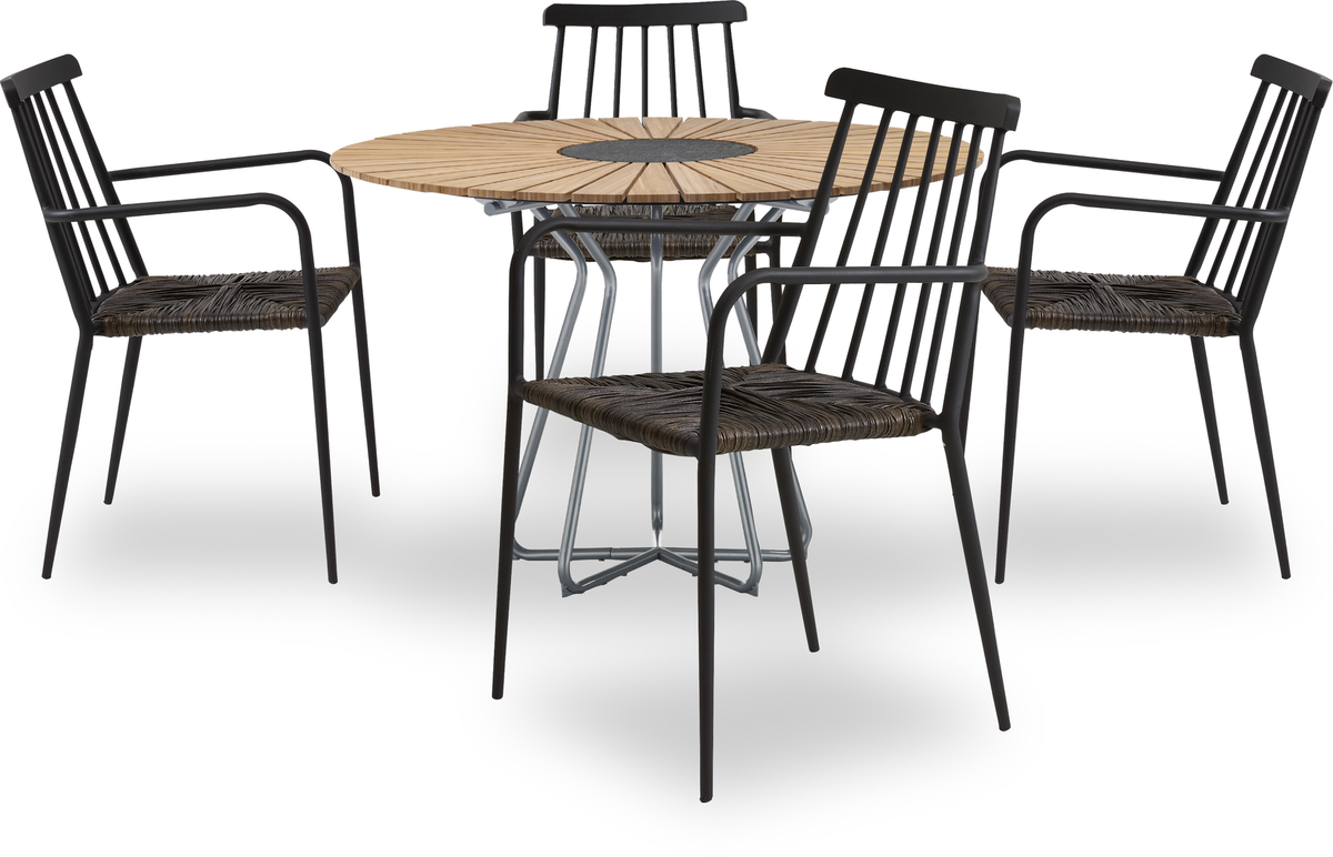 Rundt havebord i træ med metalstel og fire sorte stole med flettet rottingsæde, fritlagt på hvid baggrund.