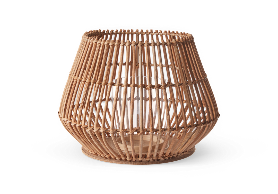 Flettet rattanlanterne med glasindsats til fyrfadslys.