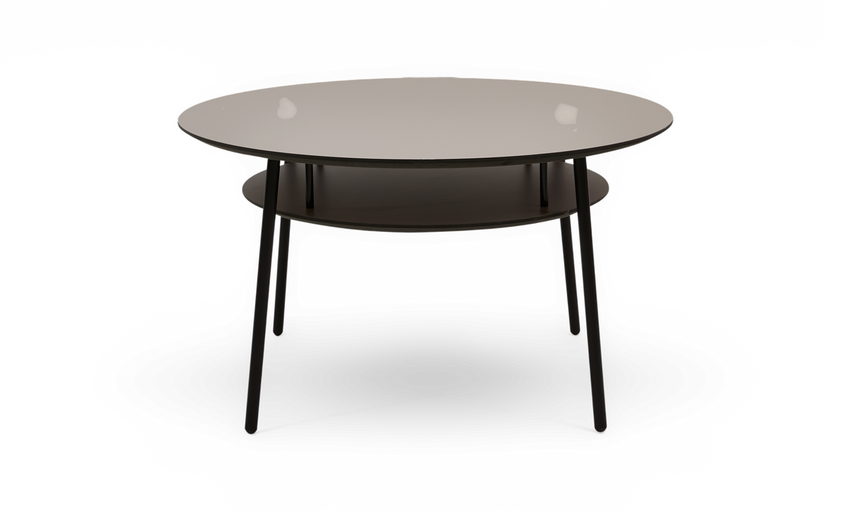 Rundt sofabord med blank grå bordplade, sort hylde og slanke sorte ben.
