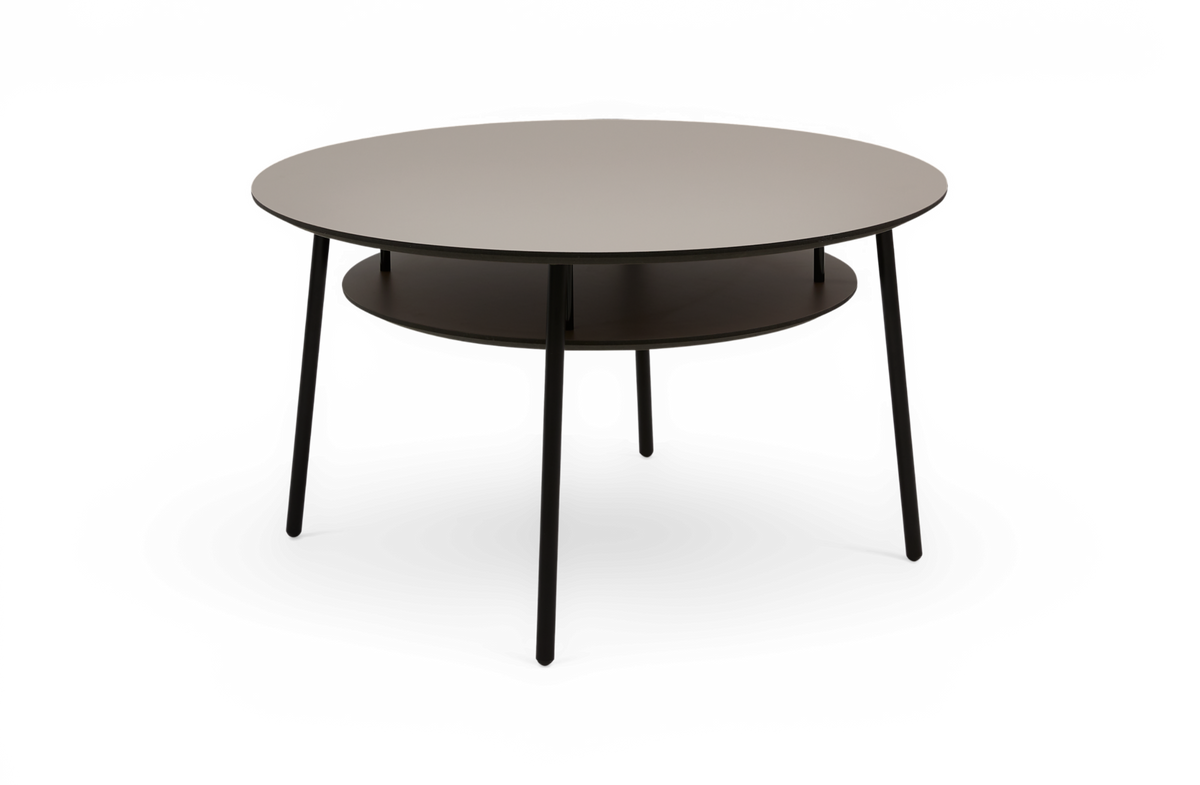 Rundt sofabord i moderne design med tynd bordplade, underhylde og slanke sorte ben, frilagt på hvid baggrund.