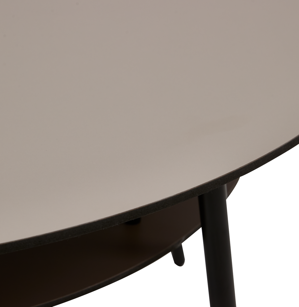 Nærbillede af beige rund bordplade med sort kant og ben samt en underhylde.