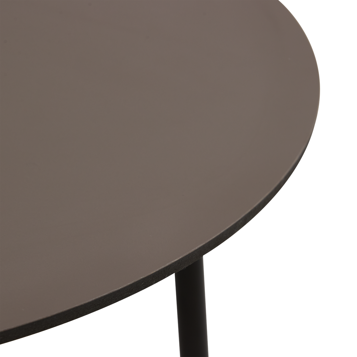 Nærbillede af rundt bord i taupe med sort metalben.