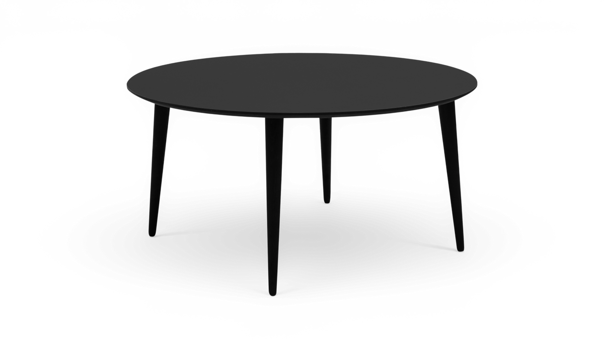 Rundt sort bord med slanke, tilspidsede ben på hvid baggrund.