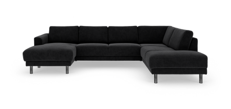 Stor sort U‑sofa med chaiselonger i begge ender og kromben, set skråt forfra.
