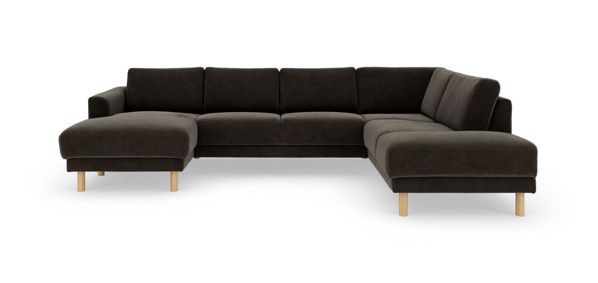 Stor mørk U-formet hjørnesofa med chaiselong til venstre og runde træben, frilagt på hvid baggrund.