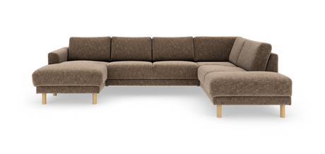 Brun U‑formet modulsofa med chaiselong til venstre og åben afslutning/divan til højre, stofbetræk og lyse træben, frilagt på hvid baggrund.