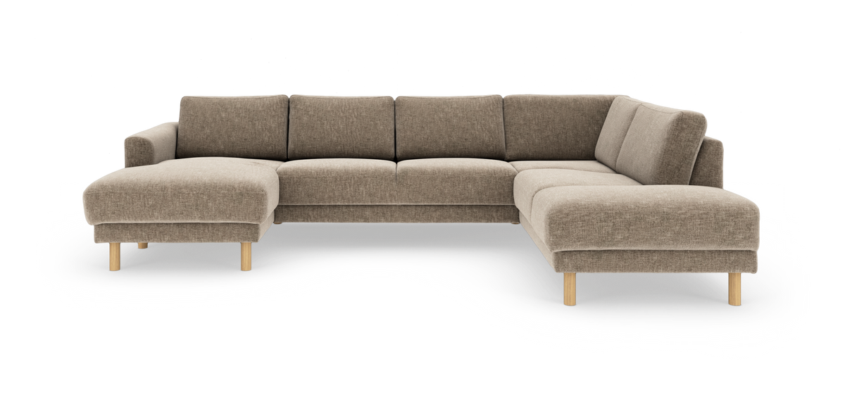 Beige L‑formet modulsofa med chaiselong til venstre og divan/åben ende til højre, lyse træben, frilagt på hvid baggrund.