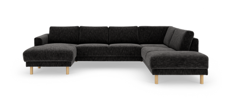 Stor U-sofa i mørkegråt/sort stof med træben, chaiselong til venstre og åben afslutning til højre, frilagt på hvid baggrund.