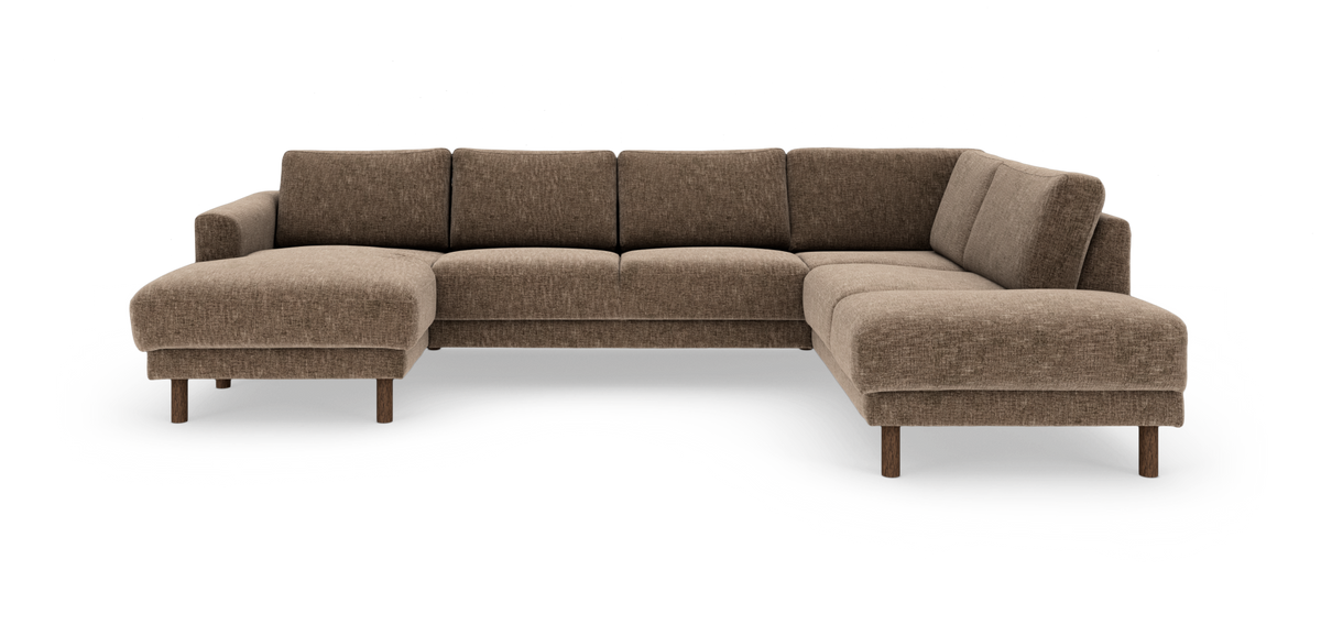 Brun L‑formet hjørnesofa i stof med træben, frilagt på hvid baggrund.