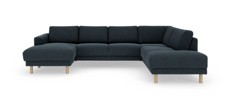 Mørkeblå hjørnesofa med chaiselong til venstre og lyse træben, fritlagt på hvid baggrund.