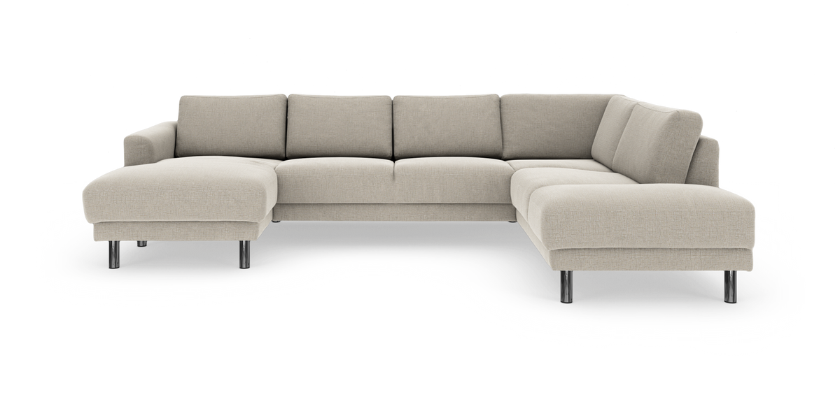 Beige U-formet hjørnesofa med chaiselong til venstre og metalben, frilagt på hvid baggrund.