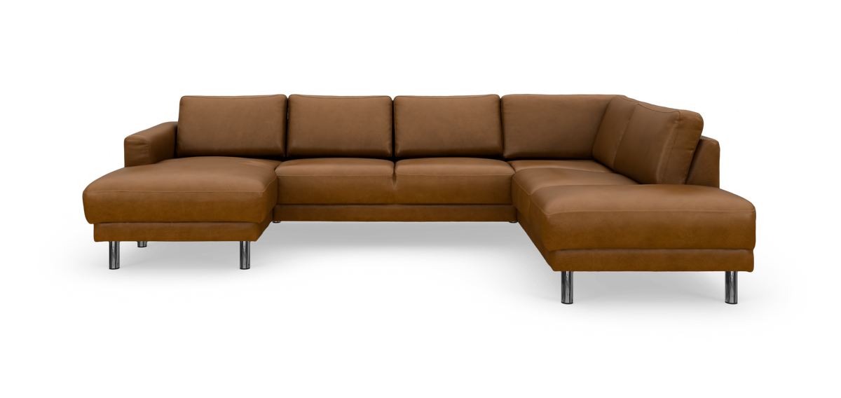 Brun L-formet hjørnesofa i læderlook med venstrevendt chaiselong og krom ben, frilagt på hvid baggrund.