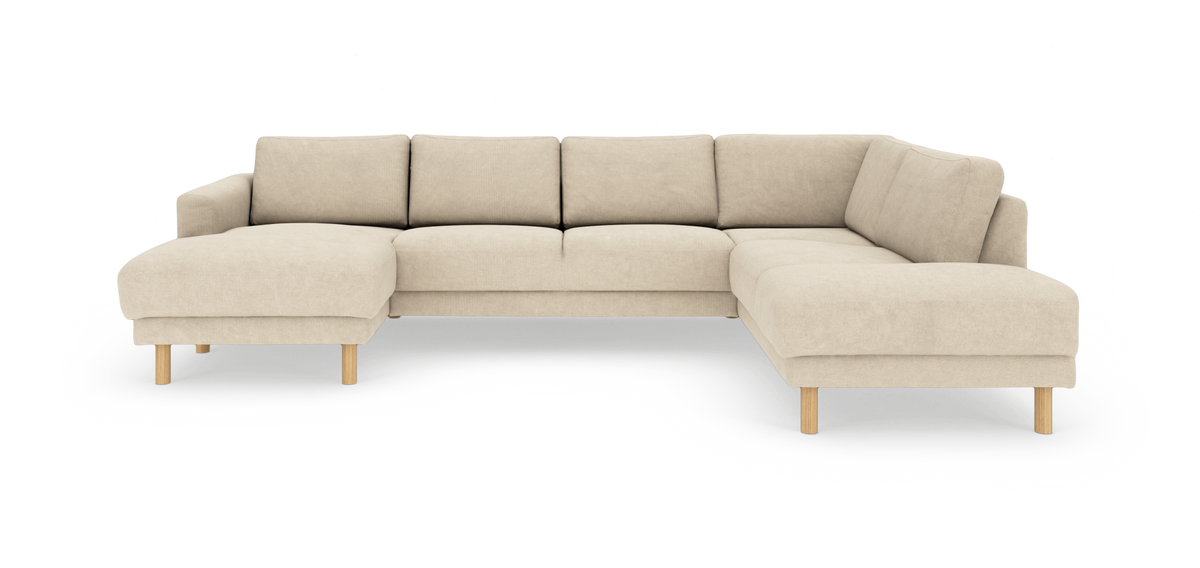 Beige U-sofa med chaiselong til venstre og åben afslutning til højre, med træben.