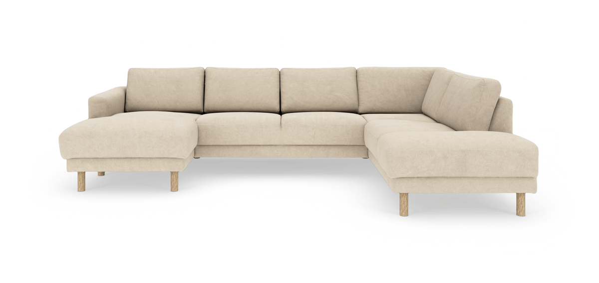 Beige U-formet hjørnesofa/sektion med chaiselong til venstre og åbent afslut til højre, træben, frilagt på hvid baggrund.