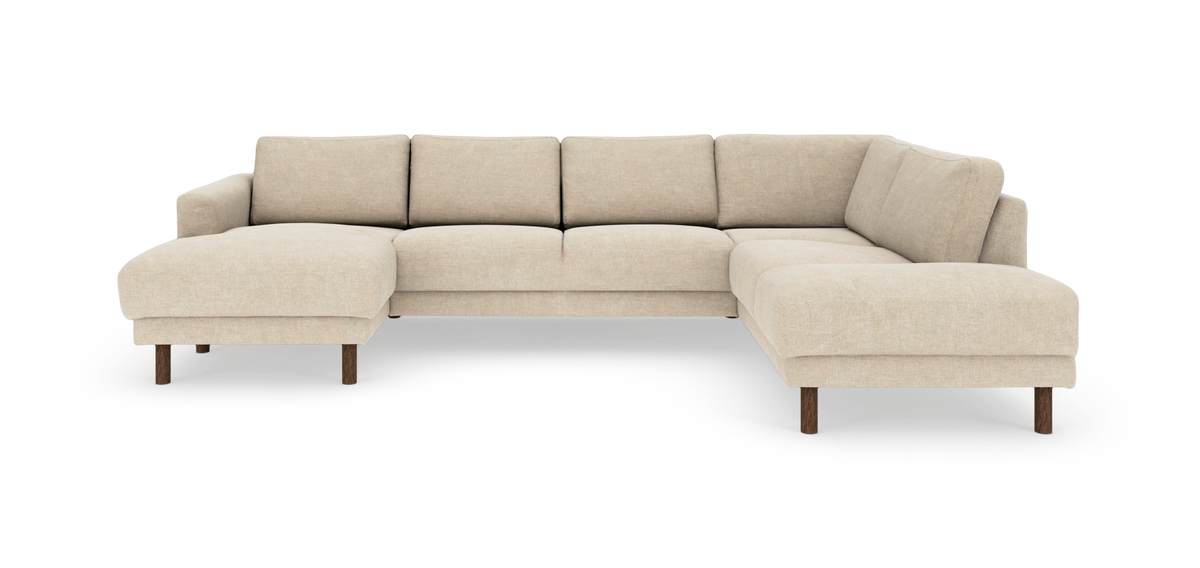 Beige U-formet modulsofa med chaiselong i begge ender og træben, frilagt på hvid baggrund.