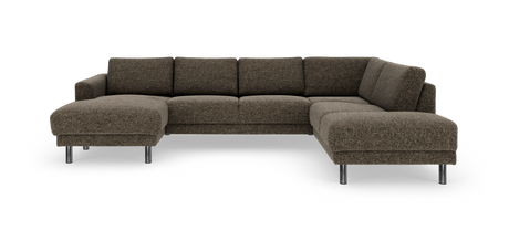 Brun U‑sofa i stof med kromede runde ben på hvid baggrund, produktfoto.