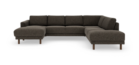 Mørkebrun L‑sofa med chaiselong til venstre og afslutning til højre, stofbetræk og runde træben, frilagt på hvid baggrund.