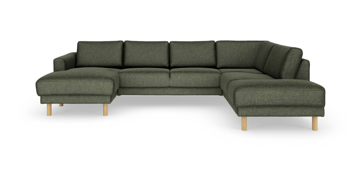 Grøn U‑sofa med chaiselong i begge ender og lyse træben, frilagt på hvid baggrund.