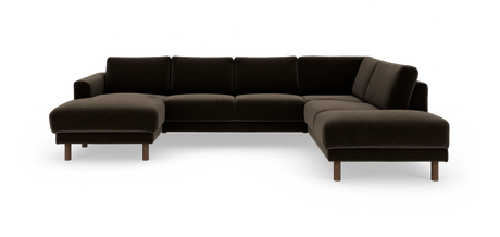 Mørkebrun U‑sofa i stof med venstre chaiselong og højre divan, runde træben.