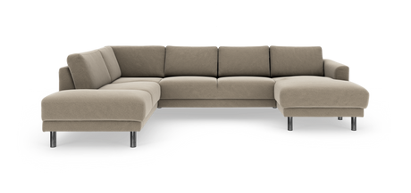 Beige hjørnesofa i L-form med kromben, fotograferet forfra i studiemiljø.