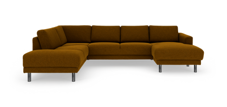 Sennepsbrun L-formet stofsofa med chaiselong til højre og kromben, frilagt på hvid baggrund.