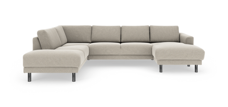 Beige hjørnesofa med chaiselong i begge ender og kromben, fritlagt på hvid baggrund.