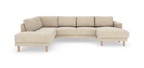 Beige hjørnesofa/sektionsofa med chaiselong, polstret i stof og med runde træben, frilagt mod hvid baggrund.