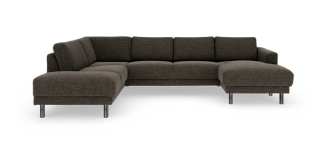 Mørkebrun stof hjørnesofa med chaiselong til højre og kromben, frilagt på hvid baggrund.