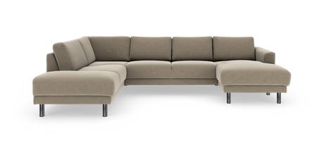 Beige U‑sofa i stof med kromben og chaiselong i begge ender.