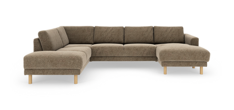 Brun U-sofa i stof med chaiselong til højre og lyse træben, fritlagt på hvid baggrund.