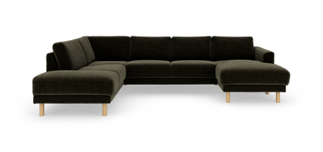 Mørkegrøn modulsofa i U‑form med chaiselong til højre, træben, frilagt på hvid baggrund.