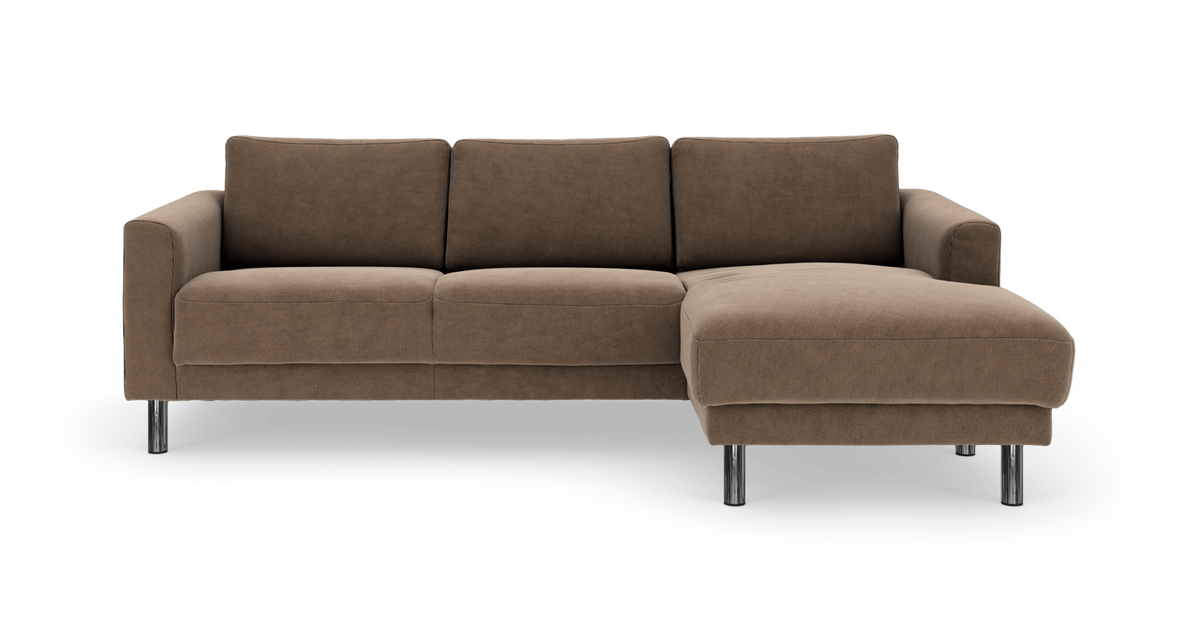 Brun hjørnesofa med chaiselong til højre og kromben, frilagt mod hvid baggrund.