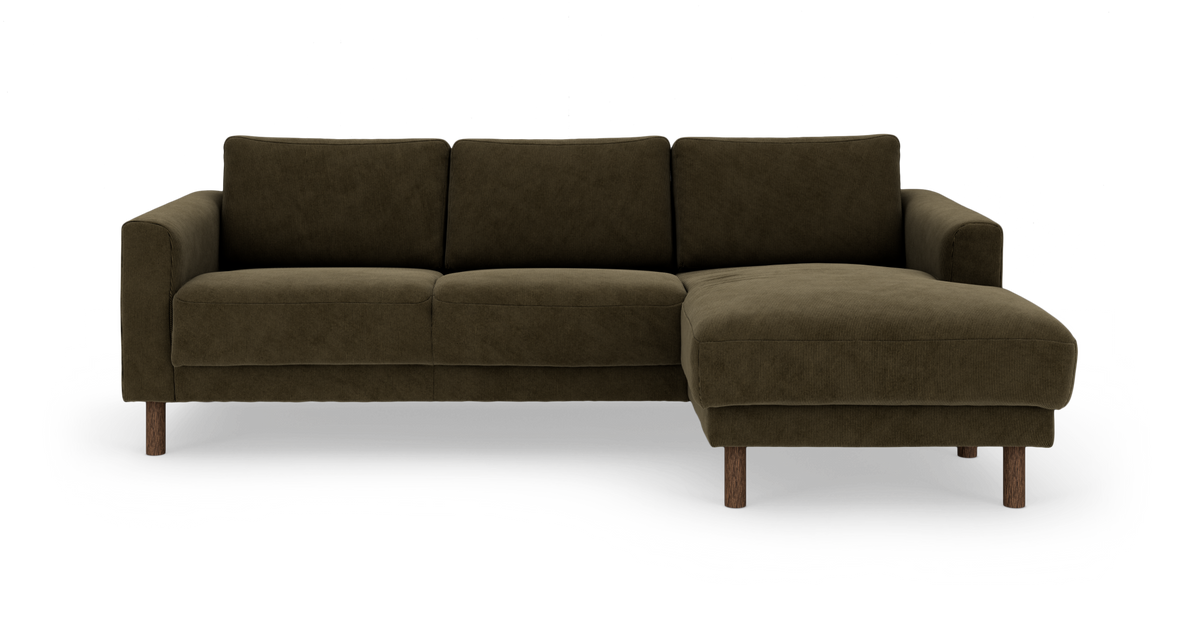 Mørk olivengrøn hjørnesofa med højre chaiselong og ben i mørkt træ.