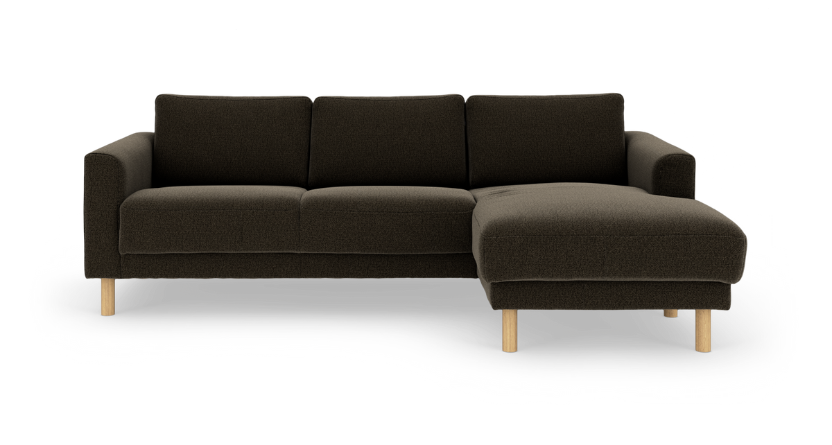 Mørkebrun modulsofa med højre chaiselong og træben, frilagt på hvid baggrund.