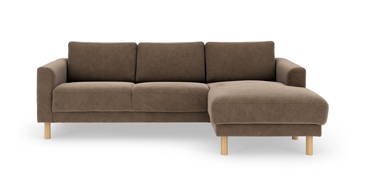 Brun hjørnesofa med chaiselong til højre, stofbetræk og lyse træben, frontvisning.