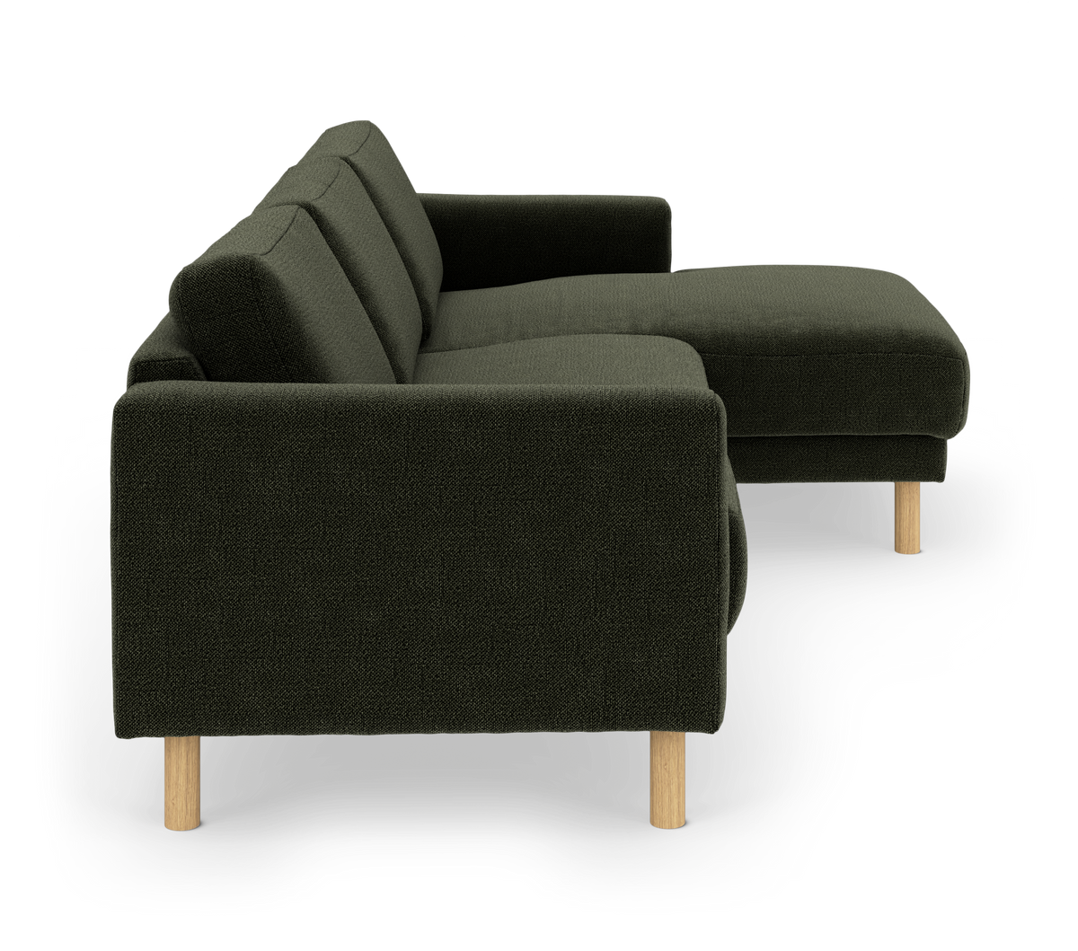 Mørkegrøn hjørnesofa med chaiselong og lyse træben, set fra siden på hvid baggrund.