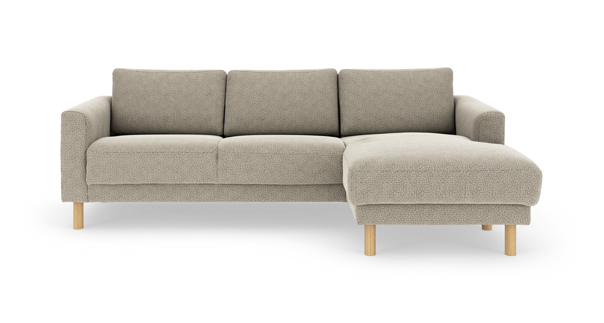 Beige modulsofa med højre chaiselong på træben, fritlagt produktbillede.