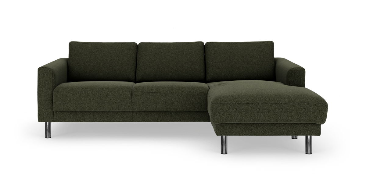 Mørkegrøn hjørnesofa med chaiselong til højre og kromben, frilagt på hvid baggrund.