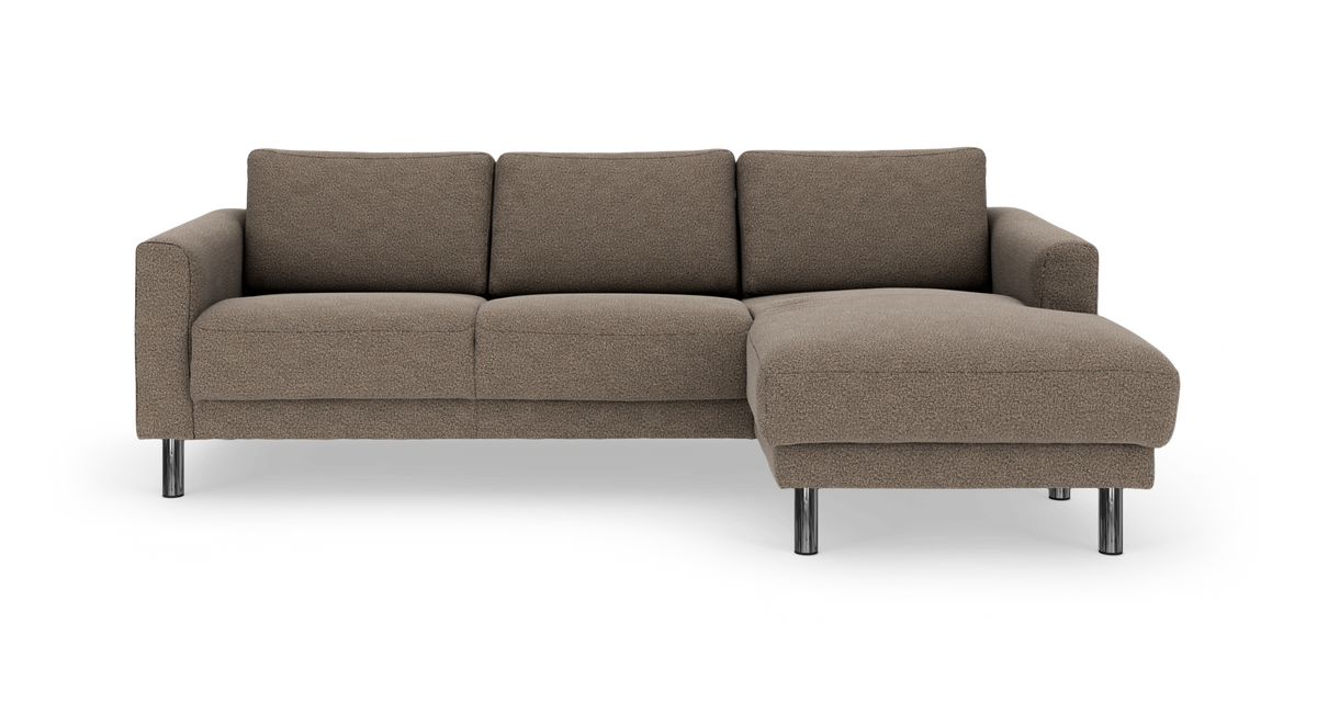 Brungrå hjørnesofa med højre chaiselong og kromben, frilagt på hvid baggrund.