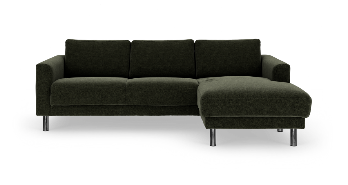 Mørkegrøn modulsofa med chaiselong til højre og kromben, set forfra.