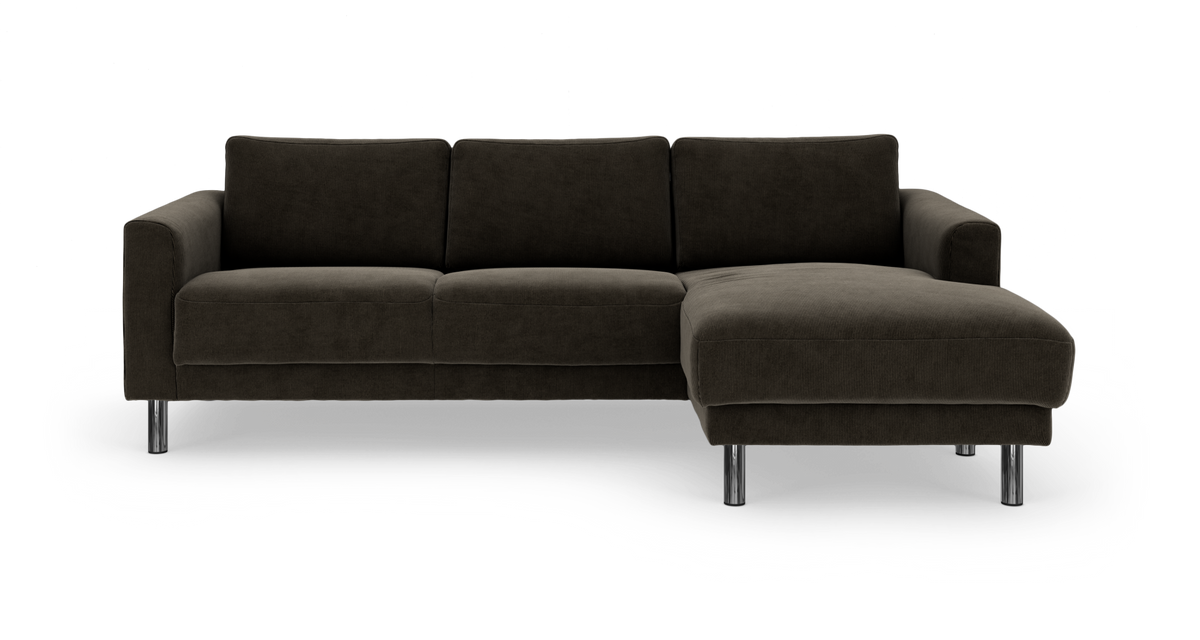Mørkebrun modulsofa med højrevendt chaiselong og metalben, fotograferet lige for i studie.
