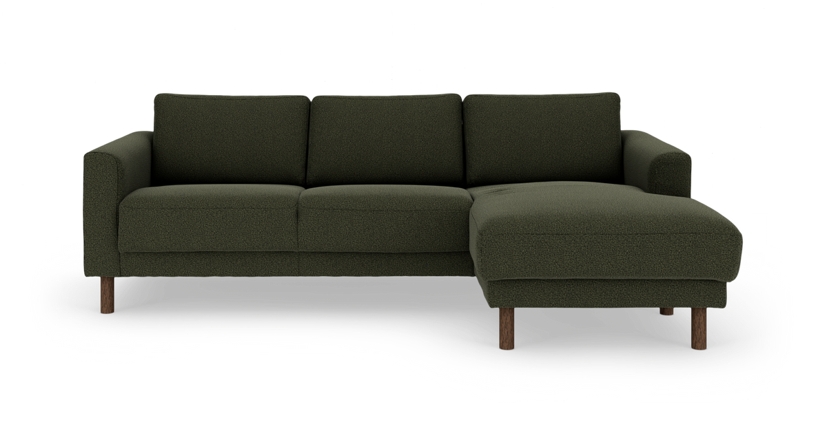 Mørkegrøn hjørnesofa med højrevendt chaiselong og træben, frilagt på hvid baggrund.
